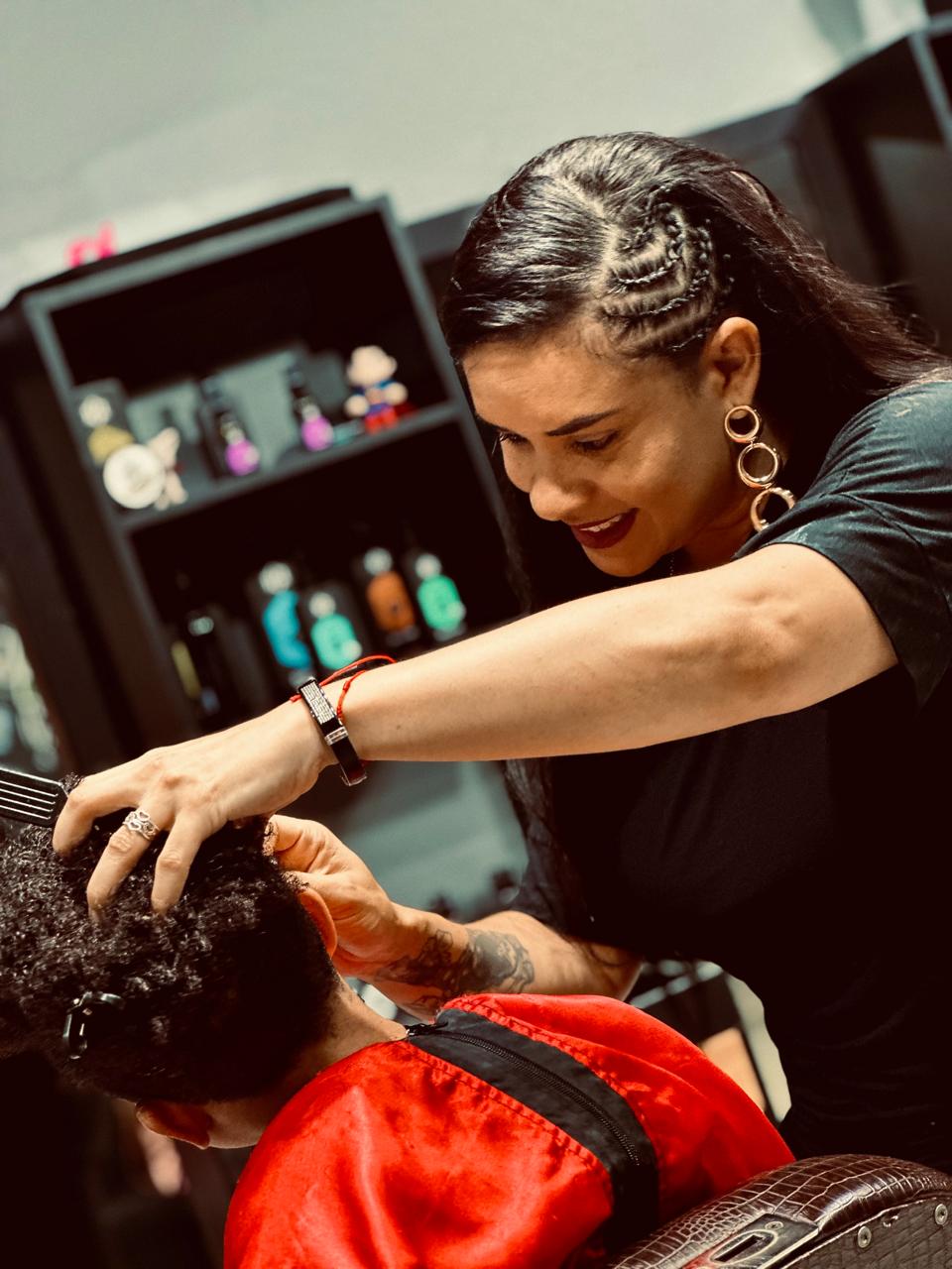 Thay, barbeira e fundadora da Martnelli Barber